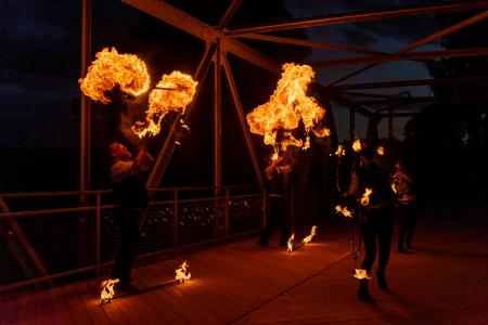 Roihu esiintymässä iltahämärässä Vanhankaupunginkosken sillalla.