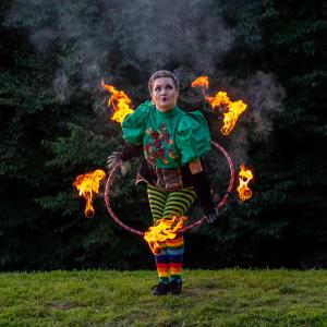 Tulivanne ja värikäs asu.