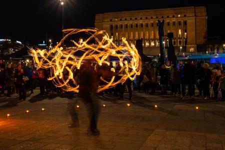 Tulinen seppelekuvio Helsingin Kansalaistorilla.