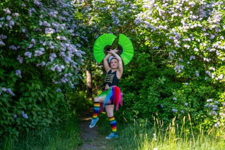 Viuhkat syreenien ympäröiminä.