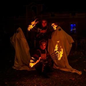 Kahdet tuliviuhkat kahden halloween-haamun välissä.