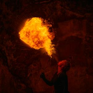 Tulen puhallusta kallioseinämää vasten.