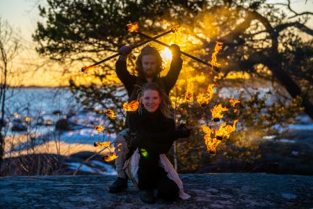 Viuhkat ja kepit auringonlaskua vasten.