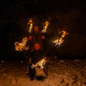 Kahdet kepit lumihangella yötaivasta vasten.