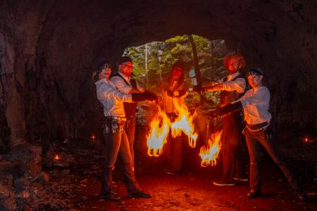 Viidet poit luolassa.