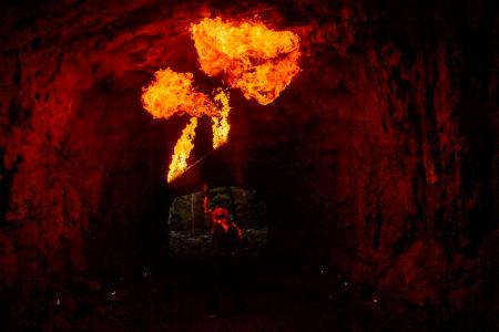 Suuren tulikepin leimautus luolassa.