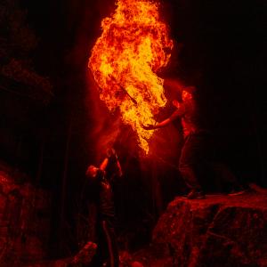 Kaksi keppiä leimahtamassa yötaivasta vasten.