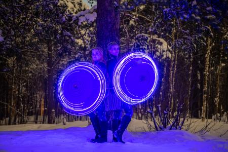 Kaksi LED-sateenvarjoa talvisessa metsämaisemassa.