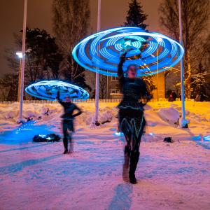 Kaksi LED-vannetta talvista maisemaa vasten.