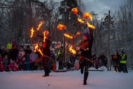 Kaksi tulivannetta lastentapahtumassa.