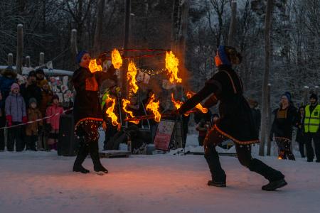 Kaksi tulivannetta päällekkäin lastentapahtumassa.