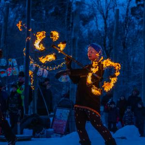 Lohikäärmesauva hämärtyvää taivasta vasten.