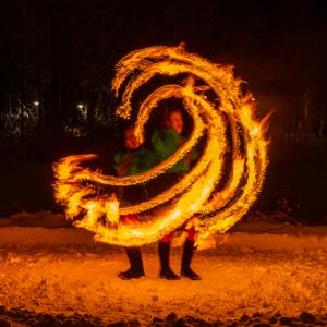 Tuliviuhkakuvio pimeää taivasta vasten.